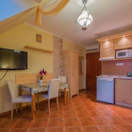 Rozmann Family Panzio & Apartmanhaz ชาร์วาร์ ภายนอก รูปภาพ